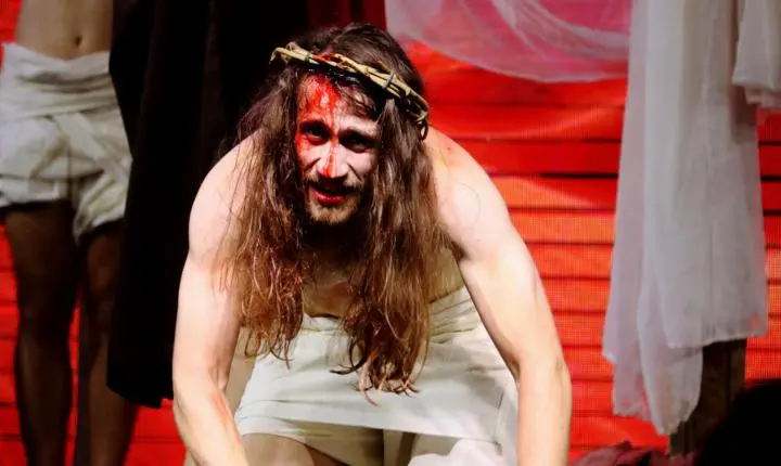 Encenação da Paixão de Cristo emociona público na Feira de Páscoa em Capão da Canoa