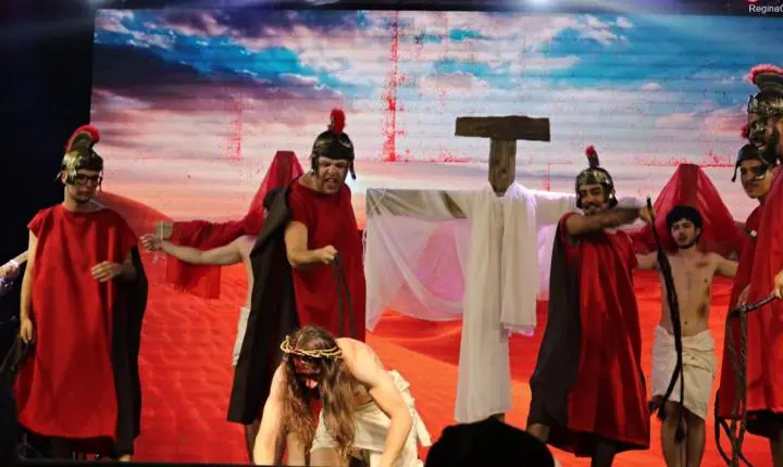 Encenação da Paixão de Cristo emociona público na Feira de Páscoa em Capão da Canoa