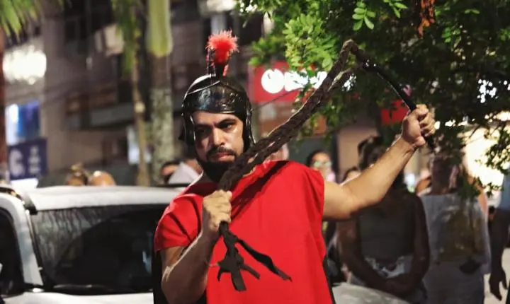 Encenação da Paixão de Cristo emociona público na Feira de Páscoa em Capão da Canoa