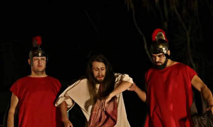 Encenação da Paixão de Cristo emociona público na Feira de Páscoa em Capão da Canoa