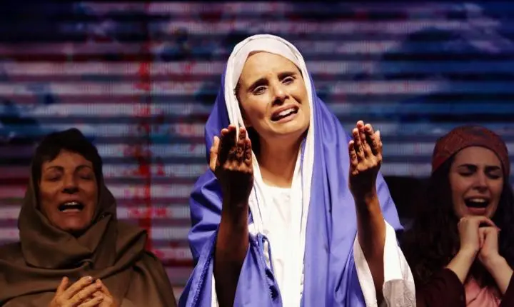 Encenação da Paixão de Cristo emociona público na Feira de Páscoa em Capão da Canoa