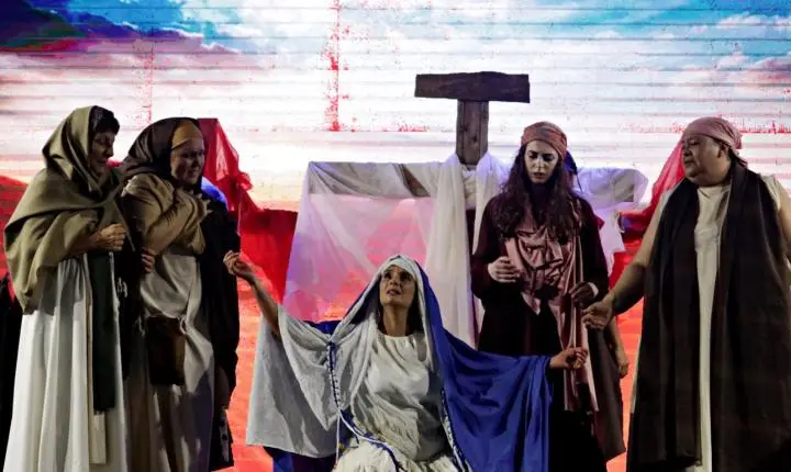 Encenação da Paixão de Cristo emociona público na Feira de Páscoa em Capão da Canoa