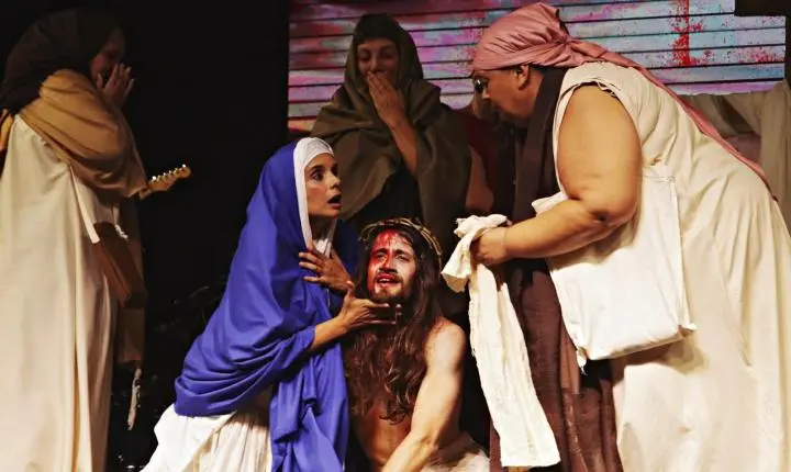 Encenação da Paixão de Cristo emociona público na Feira de Páscoa em Capão da Canoa